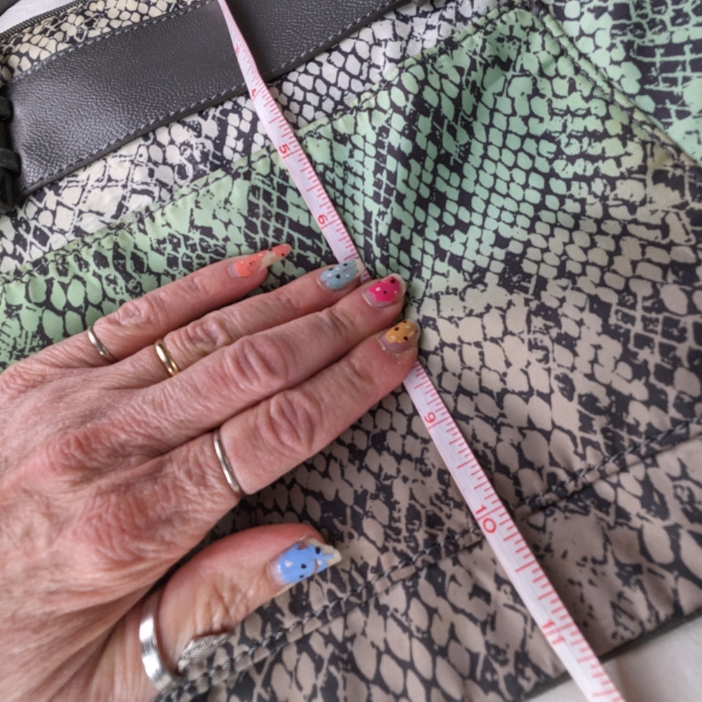 ☀️Simply Vera Wang shoulder bag green white snake fabric print - Picture 14 of 17